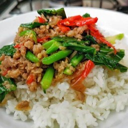 ผัดคะน้าหมูชิ้นราดข้าว