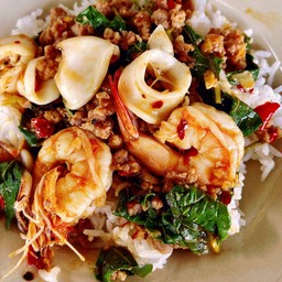 กะเพรารวมหมูหมึกกุ้ง