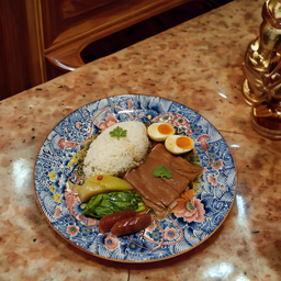 ข้าวขาหมูหนังล้วนกุนเชียงไข่ยางมะตูม