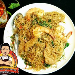 เส้นหมี่ผัดกระเพราหมูหมักกุ้งสด ผัดพริกเเห้ง