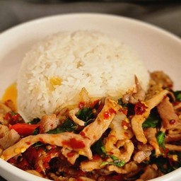 ข้าวกะเพราหมูชิ้น(ฟรีไข่ดาว)