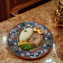 ข้าวขาหมูเนื้อล้วนไข่ยางมะตูม