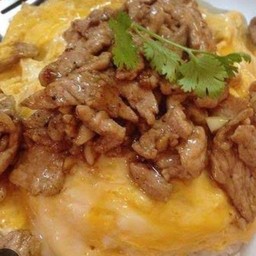 ข้าวไก่กระเทียมไข่ข้น