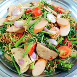 ยำมาม่าผักกะเฉดหมูสับหมูยอ