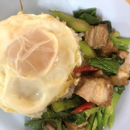 คะน้าหมูกรอบราดข้าว+ไข่ดาว