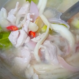 ต้มยำไก่น้ำใส    ///   ต้มแซ่บไก่. ( อกไก่เนื้อล้วนไม่มีหนัง)