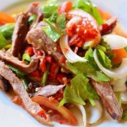 ยำคอหมูย่าง