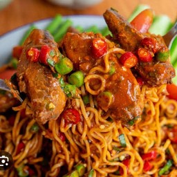 ผัดมาม่าปลากะป๋อง