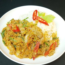 หมูนุ่มผัดผงกระหรี่ราดข้าว