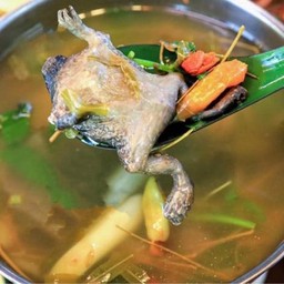 ต้มอึ่งอ่างไข่ใส่ใบมะขาม