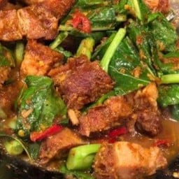 คะน้าหมูกรอบ  เสิร์ฟ พร้อมข้าวสวยหอมมะลิ   ฟรีน้ำซุป (ใช้หมูกรอบ 100 กรัม)