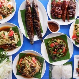 ส้มตำเจ๊รงค์ (หน้าหมู่บ้านใหม่การ์เด้น) รถเข็น