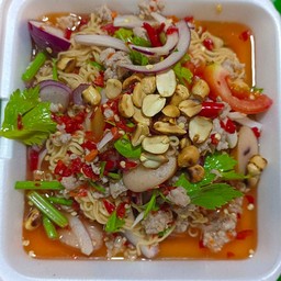 ยำมาม่าหมูสับ