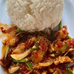 ข้าวราดผัดพริกเผาหมูกรอบ