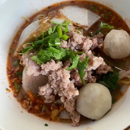 บะหมี่เหลืองเส้นแบนปนเกี๊ยวหมู ต้มยำน้ำธรรมดา