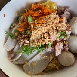 บะหมี่เหลืองเส้นแบนปนเกี๊ยวหมู แห้งคลุก ธรรมดา