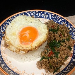 กะเพราหมูสับราดข้าว