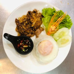 ข้าวเนื้อทอดกระเทียม