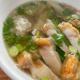 เกี๊ยวน้ำหมูกรอบ