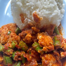 ข้าวราดผัดพริกแกงหมูกรอบ