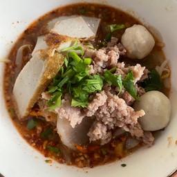 บะหมี่เหลืองเส้นกลมปนเกี๊ยวหมู ต้มยำน้ำธรรมดา