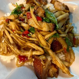 หมูกรอบหน่อไม้ดอง โหระพา