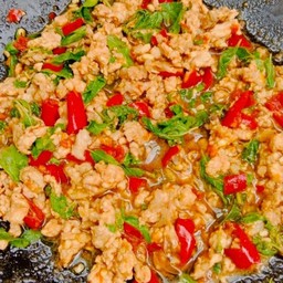 กระเพราหมู เป็นกับข้าว