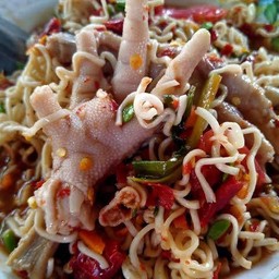 ตำมาม่าตีนไก่