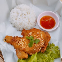ข้าวไก่ทอดน้ำปลา(น่องติดสะโพก)