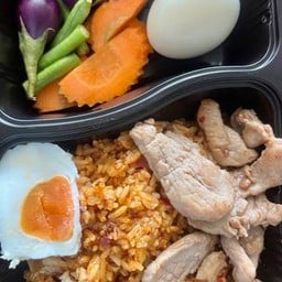 ข้าวผัดน้ำพริกตาแดงไข่เค็ม หมูทอด