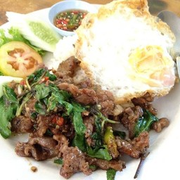 ข้าวกระเพาเนื้อ (ไม่มีไข่ดาว)