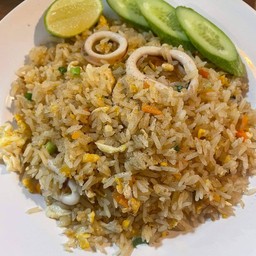 ข้าวผัดปลาหมึก