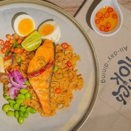 ข้าวผัดต้มยำ ปลาแซลมอนย่าง