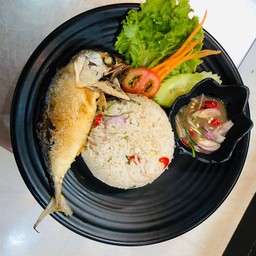 ข้าวผัดสมุนไพรปลาทูบูดูทรงเครื่อง