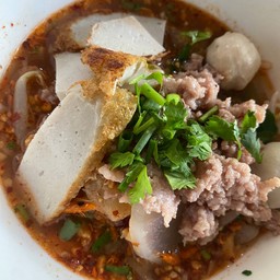 บะหมี่เหลืองเส้นแบน ต้มยำน้ำ