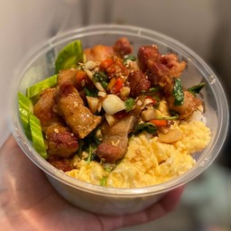 ข้าวไข่ข้นกะเพราหมูสามชั้นทอด