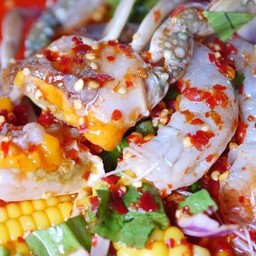 ยำปูม้ากุ้งสด