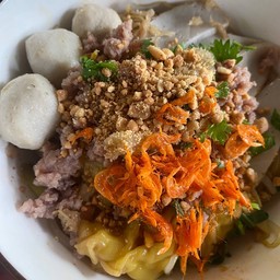 บะหมี่เหลืองเส้นแบนปนเกี๊ยวหมู แห้งโบราณ ธรรมดา