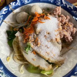 บะหมี่เหลืองเส้นแบน ต้มยำแห้ง