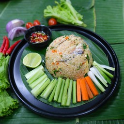 ข้าวผัดน้ำพริกกะปิ ชะอม ปลาทู