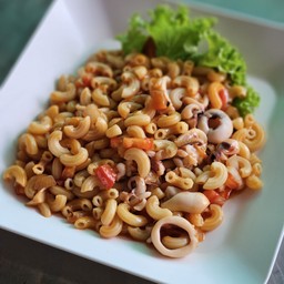 มักกะโรนีผัดซอสมะเขือเทศหมึก