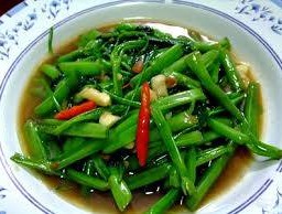 ผัดผักบุ้งกับข้าว