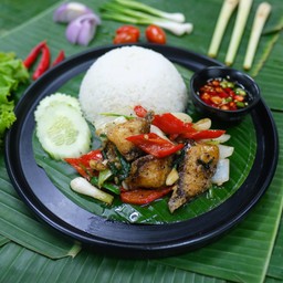 ข้าวราดปลากระพงผัดพริกไทยดำ