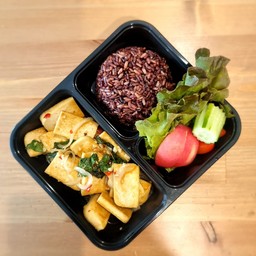 กะเพราเต้าหู้ทอด (มังสวิรัติ)