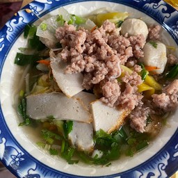 บะหมี่เหลืองเส้นแบนปนเกี๊ยวหมู น้ำใสธรรมดา