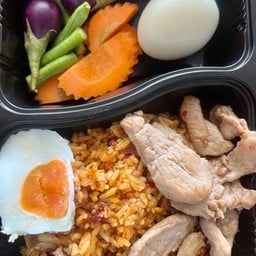 ข้าวผัดน้ำพริกเผาไข่เค็มหมูทอด