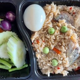 ข้าวผัดน้ำพริกกะปิปลาทู+ไข่ต้ม