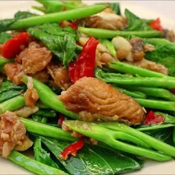ผัดคะน้าปลาเค็ม ( กับข้าว )