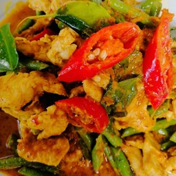 ผัดเครื่องแกงไก่(กับข้าว)