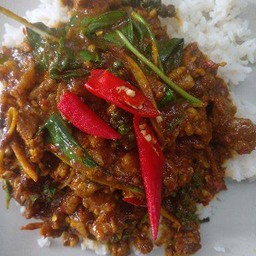 ผัดเผ็ดไก่ ราดข้าว